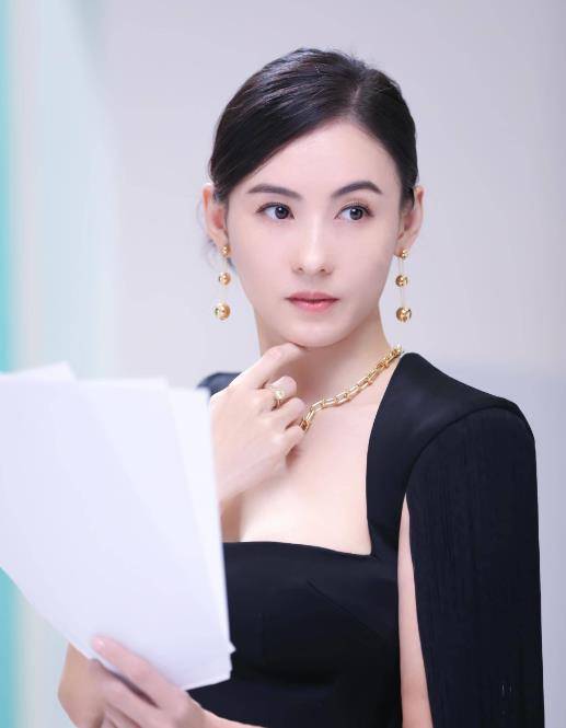 张柏芝二儿子整容式长大,五官像极了谢贤,难怪10亿遗产给张柏芝