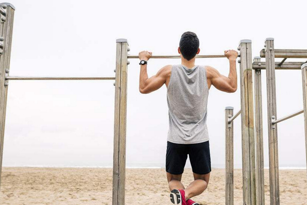 先来说一下背阔肌有什么特点,首先背阔肌的肌纤维是扇形的,而二头肌这