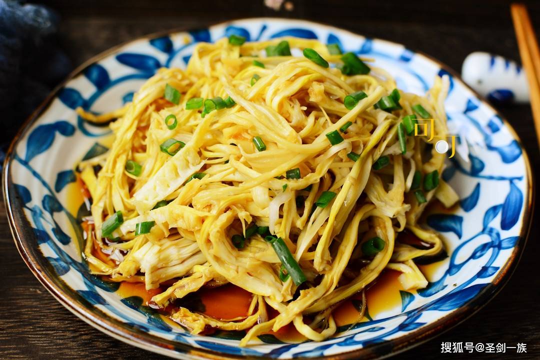 准备食材:冰笋,大蒜,红椒,青线椒,大蒜,生抽,糖,醋,鸡精,盐,辣椒油