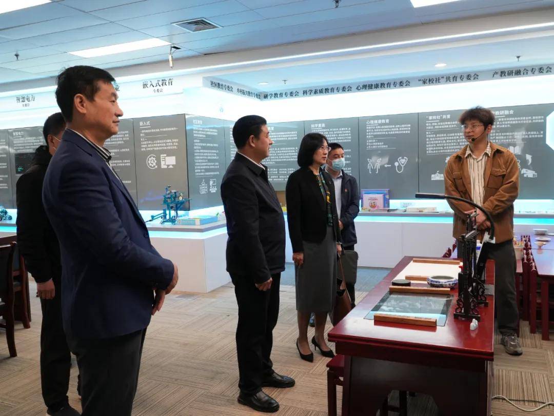 驻省政协机关纪检监察组组长徐勤全,副组长张品一行莅临展览馆参观