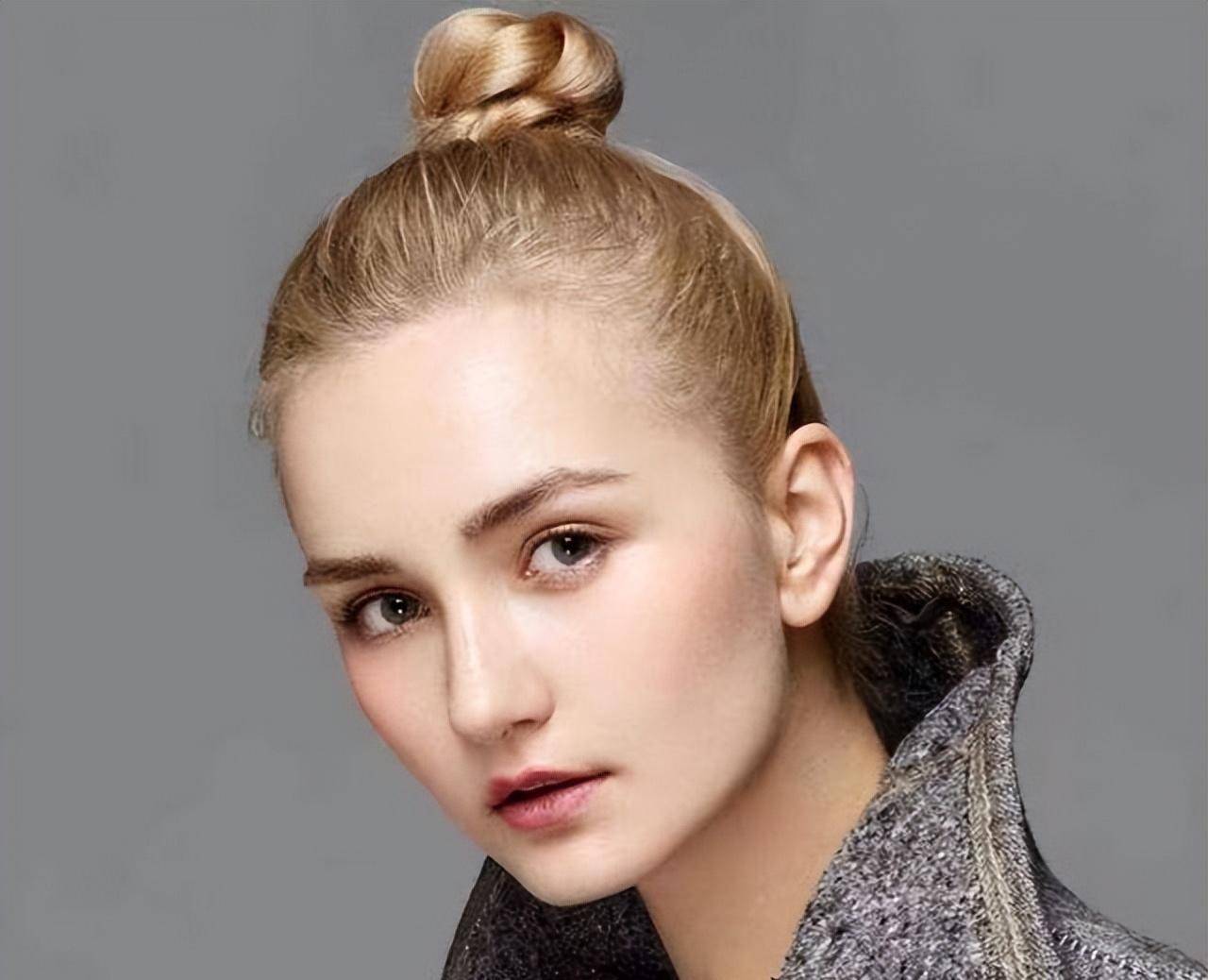 2年前欧洲女孩嫁中国后生,23岁生一黑发娃,感叹:中国基因强大