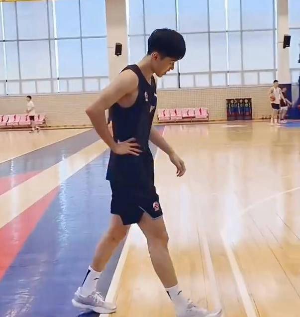 努力才是成功的关键!广东小将李奕臻赛前加练助球队连胜