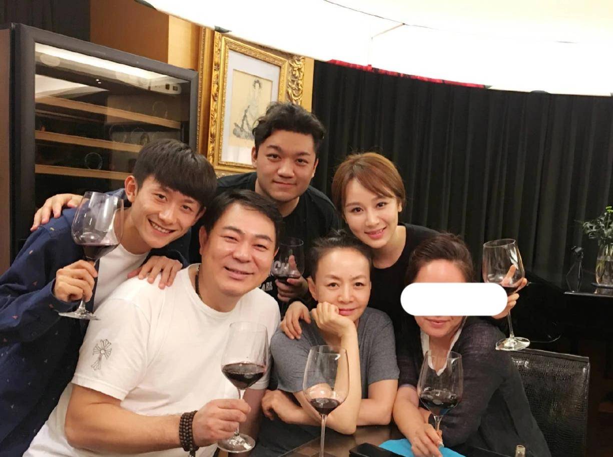 《家有儿女》夏东海好老公人设崩塌!妻子曝光他出轨家暴鱼死网破