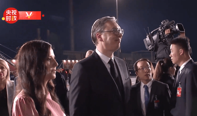 武契奇接机时一脸焦急,舱门开后立展笑容,并挥手送中方专车离开