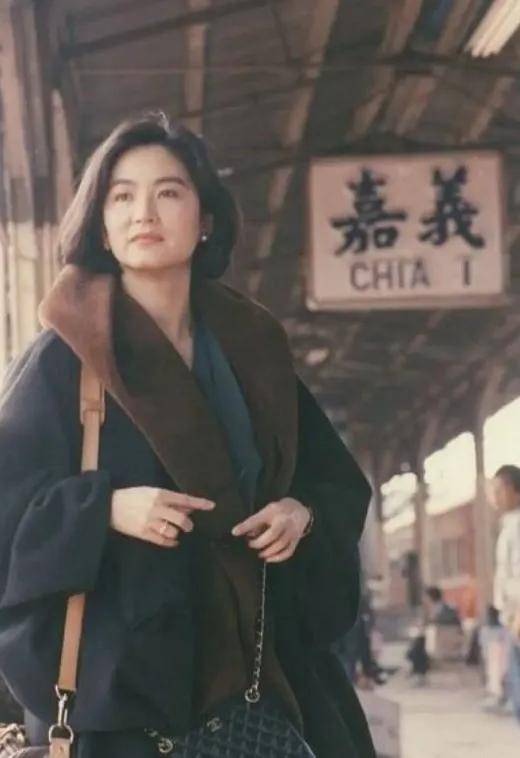 回到1972年,正值青春年华的19岁林青霞在《窗外》一片中遇见了秦汉.