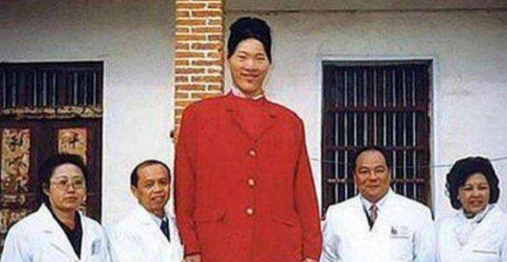 女巨人曾金莲,14岁身高超姚明,一顿吃2斤米饭为何遗体仍未火化