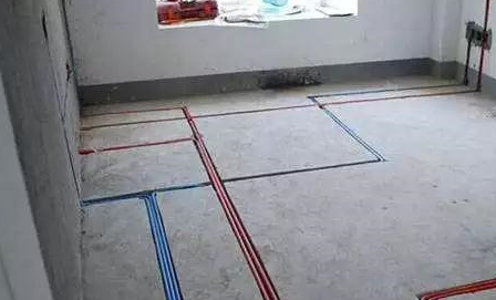 在施工时,要根据电路容量选用粗细不同的线路,防止出现跳闸的现象