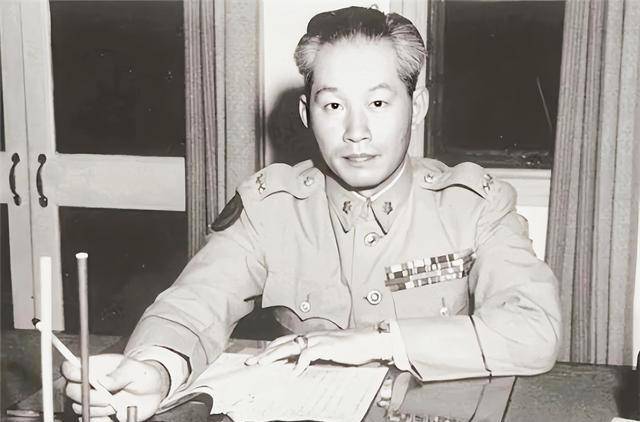 他是著名的"飞将军",败逃台湾后活了103岁,有一儿子家喻户晓