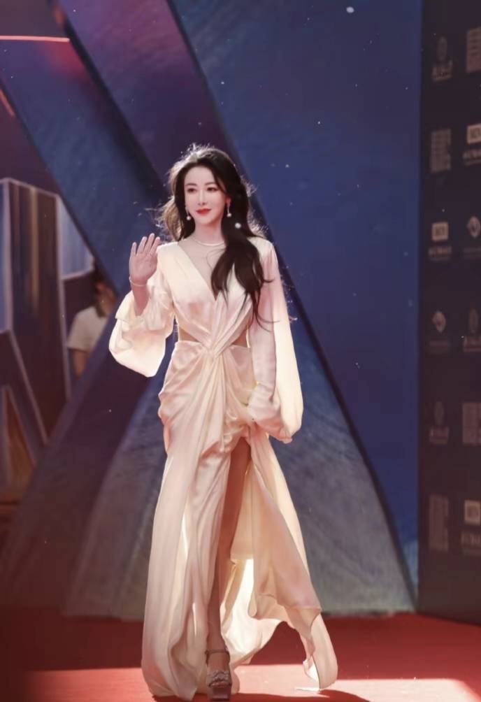 经典新高度:陈紫函如瓷娃娃般完美,紫色抹胸裙散发女神魅力