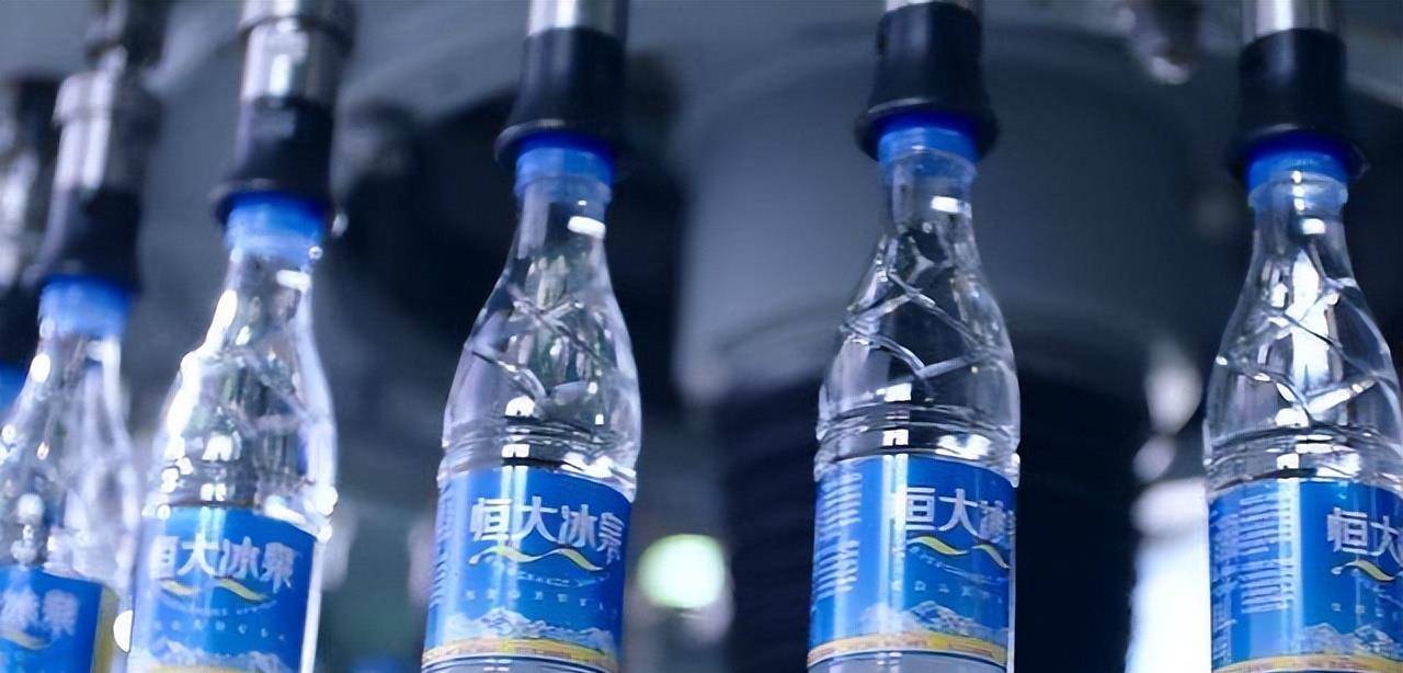他们身上印有"恒大冰泉"logo的鲜艳红色球衣也格外引人注意