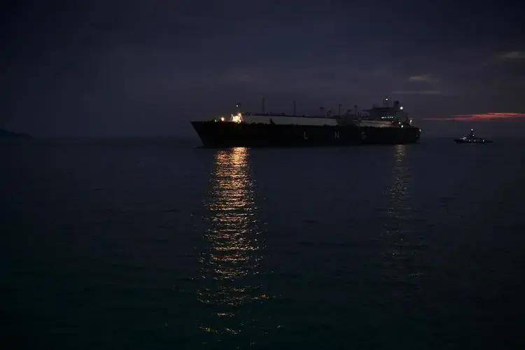 为什么轮船在晚上航行时,宁愿"摸黑"也不开灯?原来大有讲究