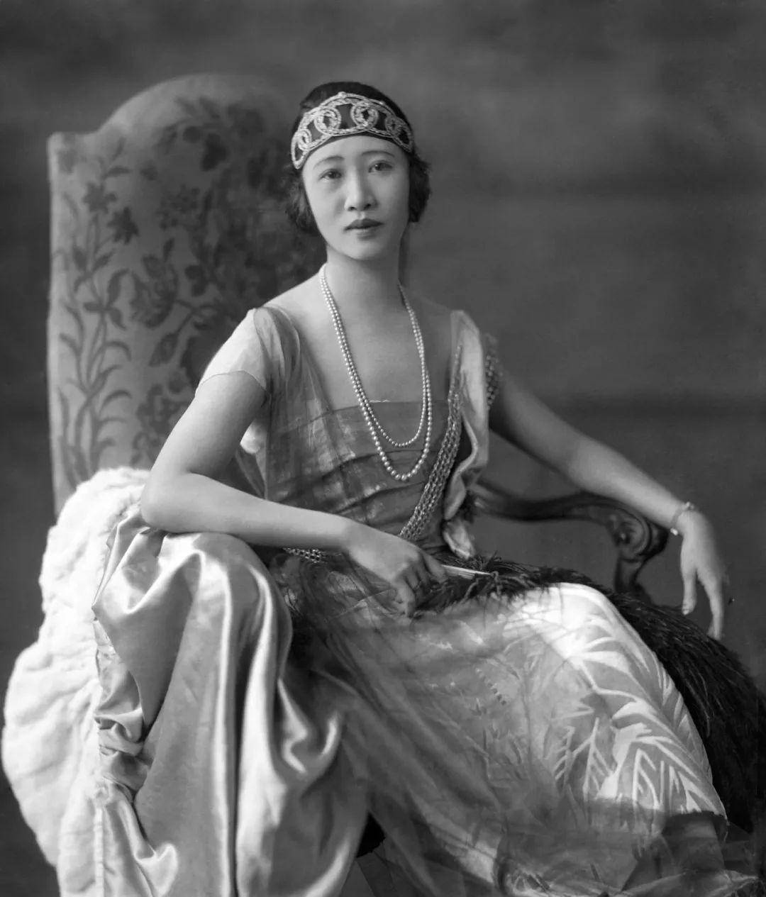 而张学良对黄蕙兰的评价却是极差的,说她老牛吃嫩草,专门找年轻男子