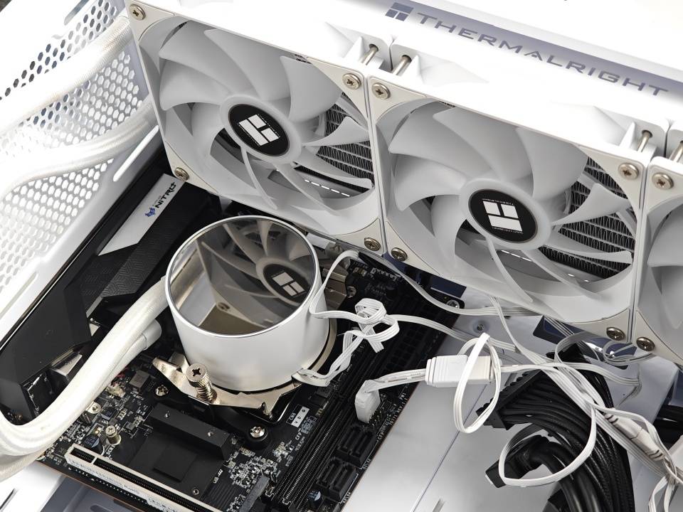 蓝宝石NITRO+B650I WIFI超白金主板实测：体积小巧，用料考究，性能给力！