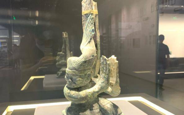 三星堆人有何背景,商朝一亡就埋全部国宝?看看考古专家怎么说