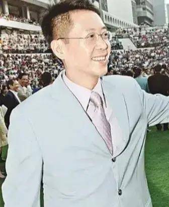 许晋亨身为许世勋的独子,从小可是集千万宠爱于一身,十指不沾阳春水.