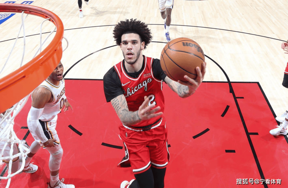 朗佐-鲍尔执行合同,预计下赛季仍报销,35场挣够8000万