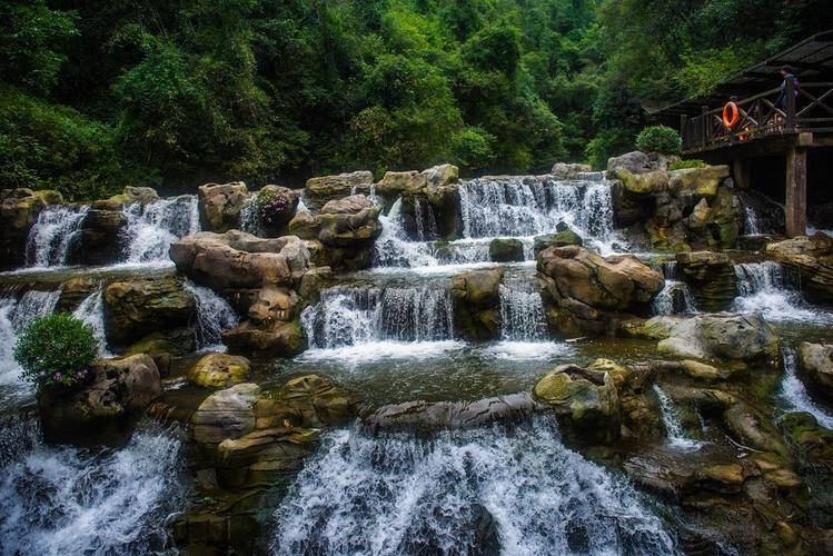 湖北一个瀑布,声势浩大,气势磅礴,是长江三峡文化的重要载体