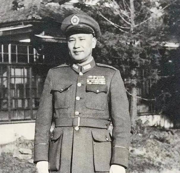 1990年,丁盛去北京办事,老战友们知道他很困难,给他送各种物资