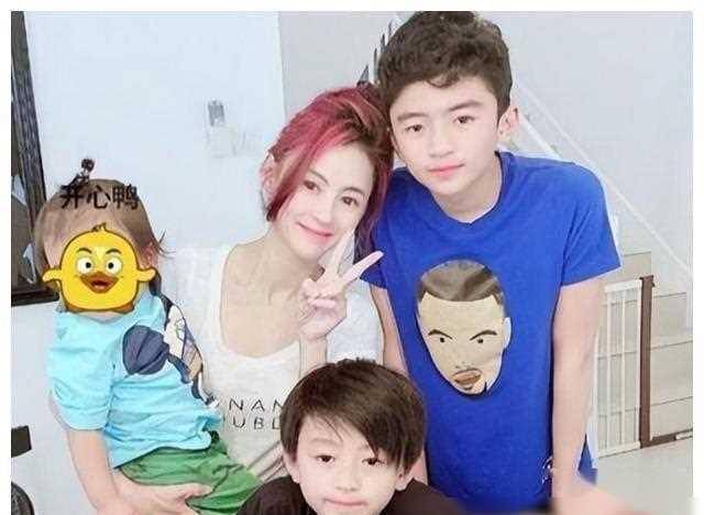 张柏芝三子真容曝光了!小儿子简直跟妈妈一个模子刻出来的!