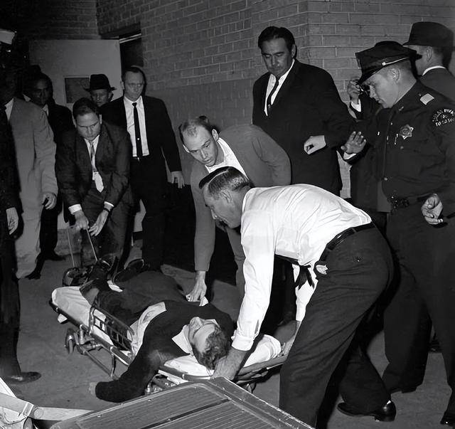 仅仅隔了一年,肯尼迪遇刺身亡,同样留给后人无数的猜疑.