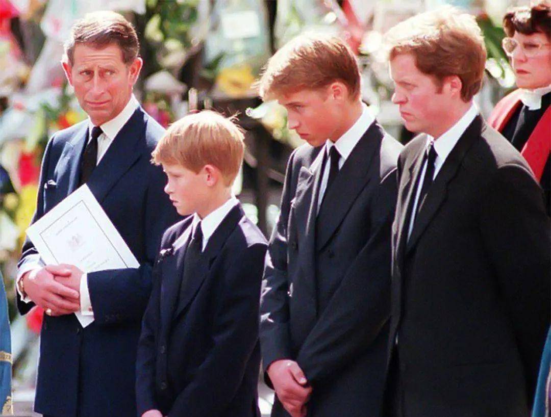 2016年,威廉王子在泰姬陵想起亡母,哭到停不下来,凯特无力安慰