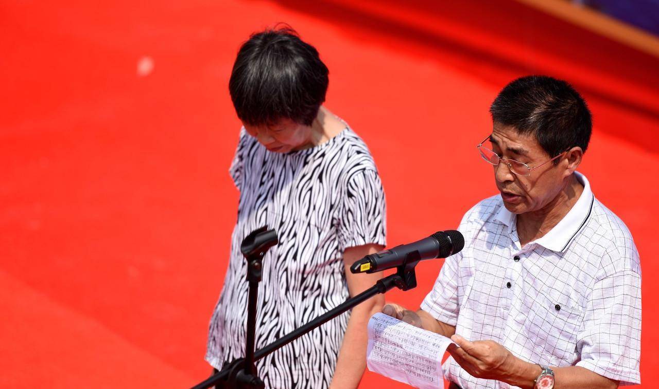 哥哥当兵为国捐躯,妹妹接过钢枪从军,患癌去世后葬在哥哥墓旁