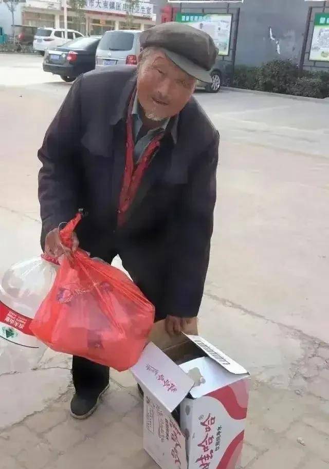 后,捡垃圾为生的父亲来到墓前痛哭:爹来看你了_任泉伟_儿子_烈士陵园