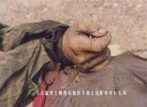 他牺牲25年后,弟弟来到墓前痛哭:我代表家人来看你了