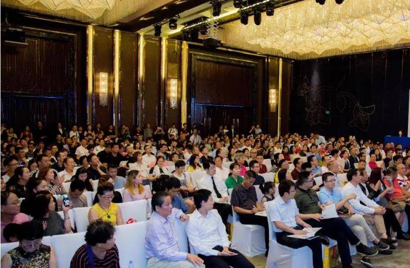 02年香港举办国际拍卖会,专家指着现场两件宝贝惊呼:文物失窃了