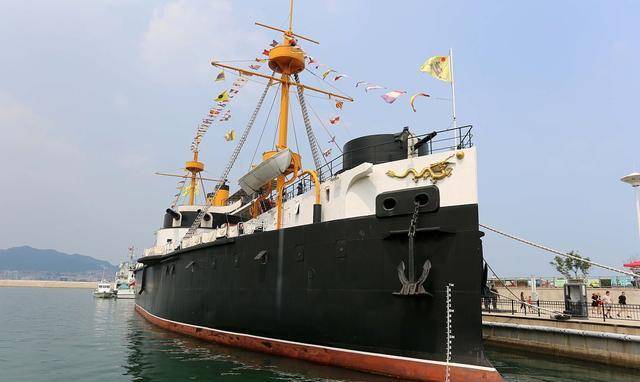 北洋水师定远铁甲舰上,装备的哈乞开斯转管炮,口径小威力却很大