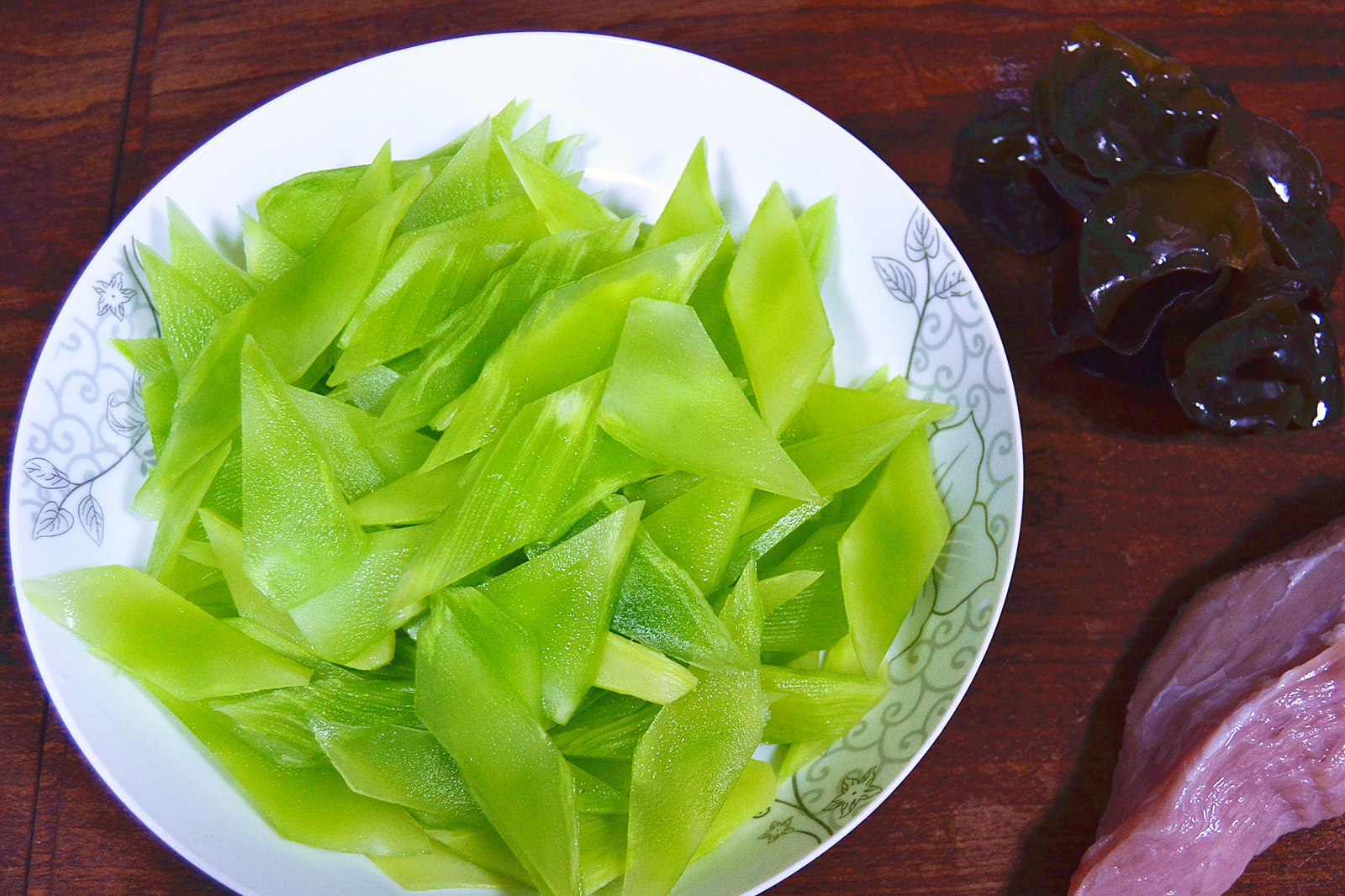 春末夏初多吃这菜,安神镇静,失眠者可多吃,我家一次买三斤