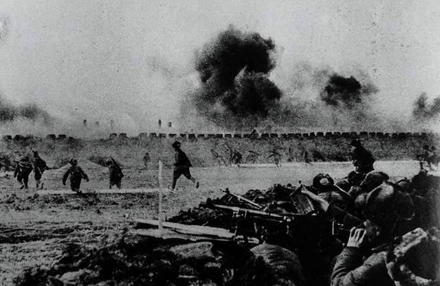 1纵电话员路边看到一根电话线,接上一听大喜:这回听到好消息了