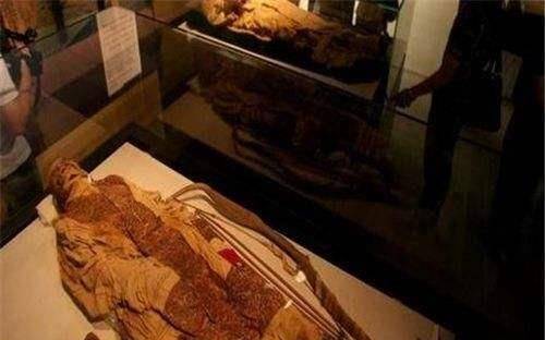 北京挖出清朝干尸,四品文官却身着龙袍,专家怀疑是韦小宝之墓