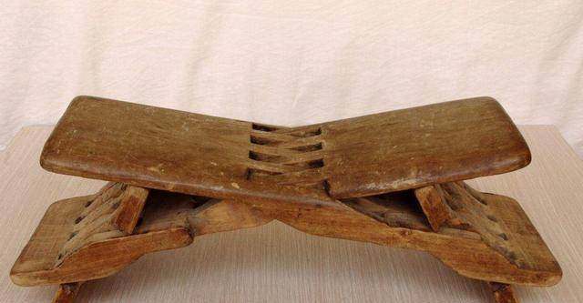 但是它的做工却比普通枕头复杂多了,鲁班枕是用卯榫结构制作而成,在