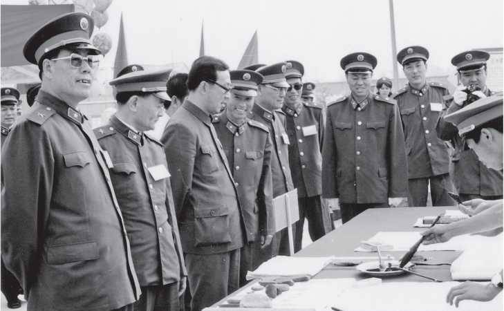 【成都军区司令傅全有,政委万海峰,云南省副省长金人庆等首长参观我师