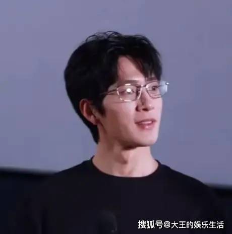 隔壁张艺凡演我吃瓜!井柏然首度公开秀恩爱,夸赞刘雯素颜很好看!