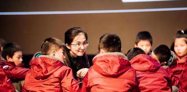 美女校长胡红梅:凭美貌走上巅峰,成"文字小偷"跌下神坛