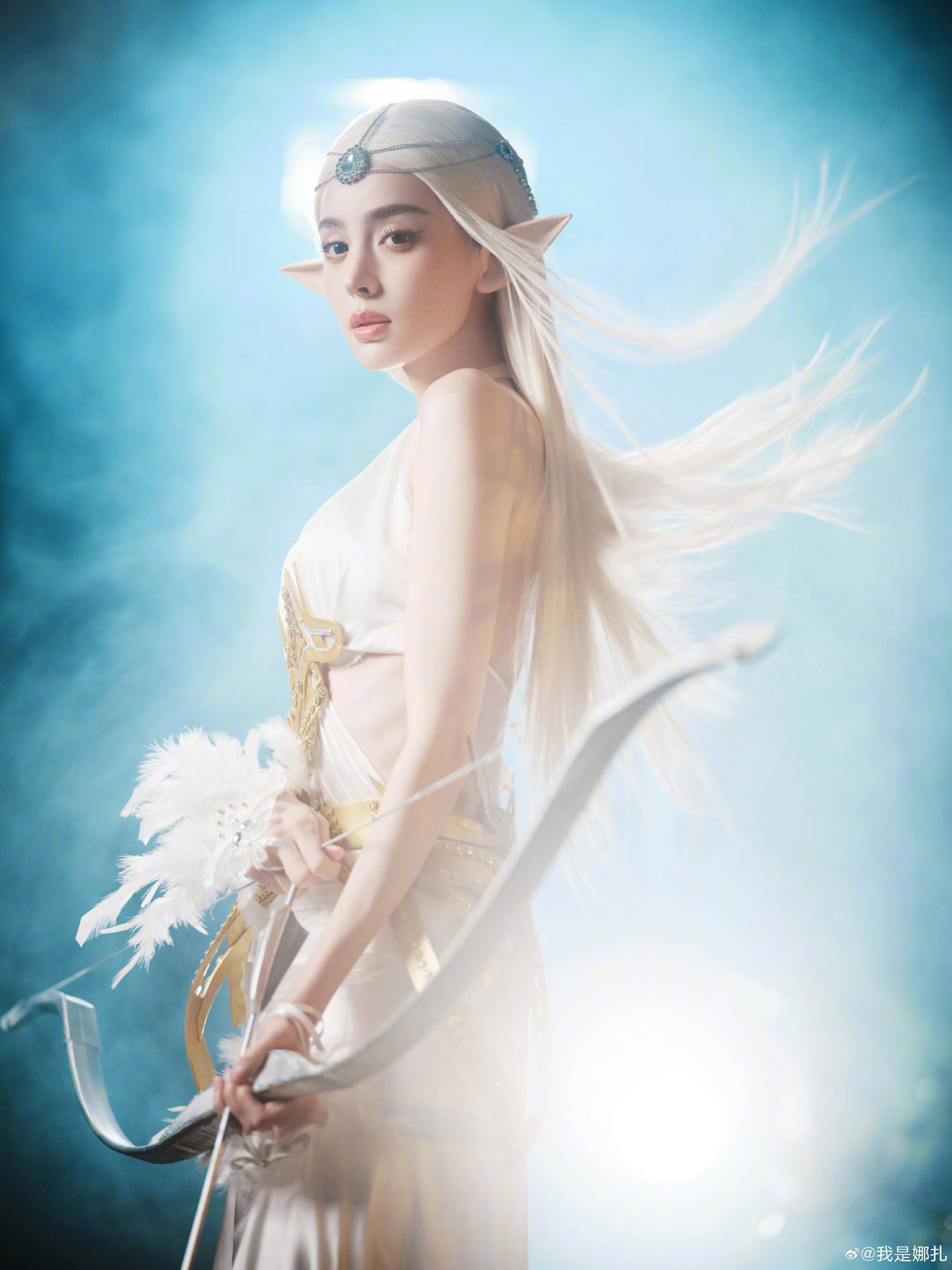 娜扎cos精灵女王惊艳,大长腿吹爆,网友吐槽发型很怪,耳朵太假