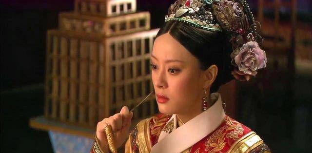 当甄嬛无计可施时,甄嬛决定抱着以她一命换允礼的一命,拿毒酒来赴宴