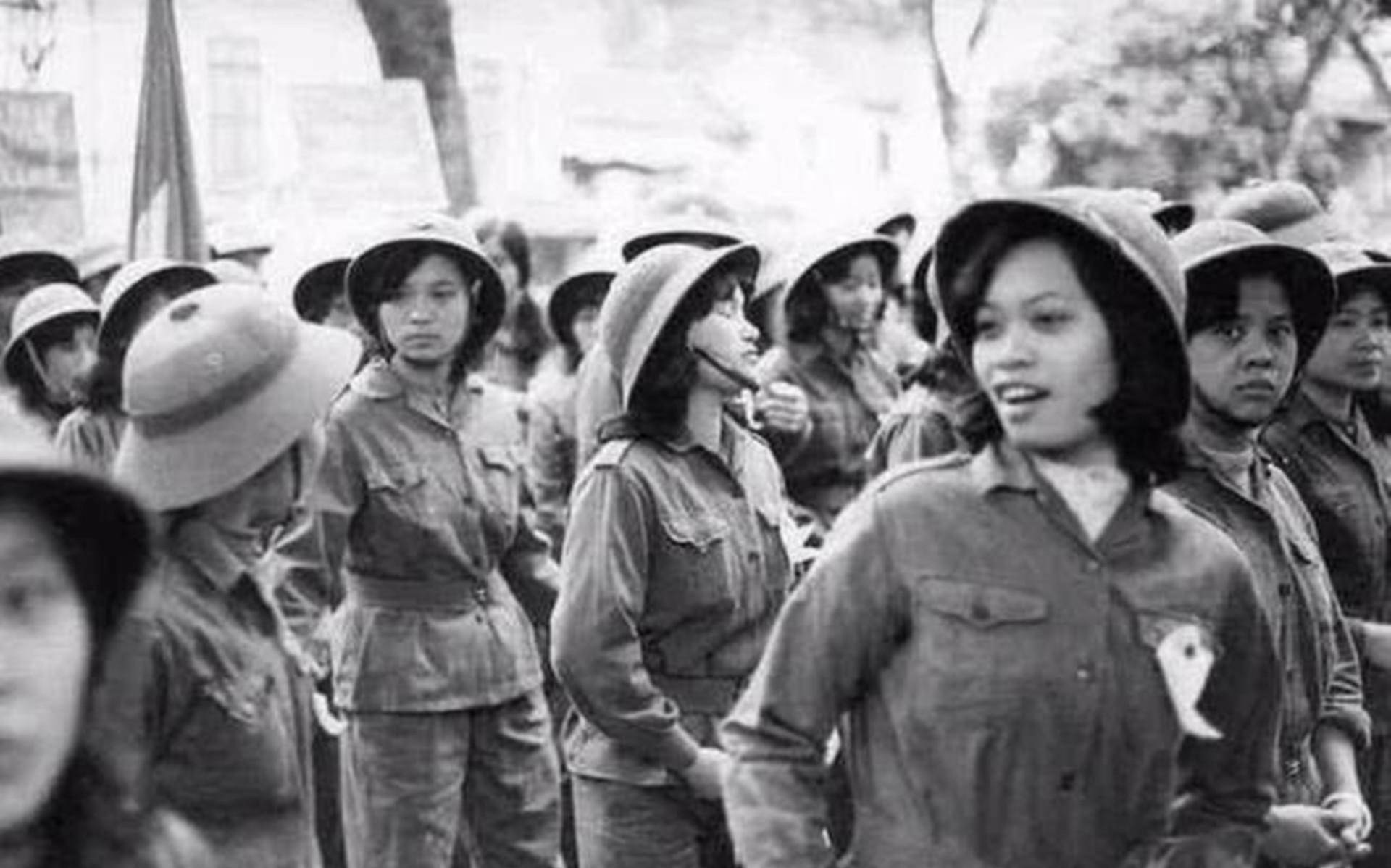 美军偷袭洗澡的越南女兵,却被赤身裸体的女兵打得怀疑人生