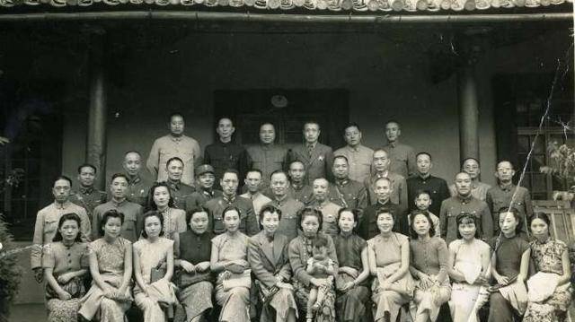 黄维的母亲就是不依不饶,老夫人只提二个字要求:休妻!