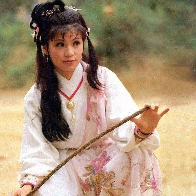 金庸笔下的《射雕英雄传》,翁美玲饰演的"蓉妹妹"初见时,她还只是一个