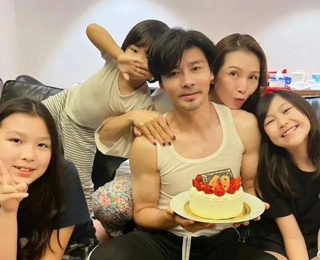 50岁的她秒变迷妹,合照173身高显得小鸟依人_张晋_照片_女孩子