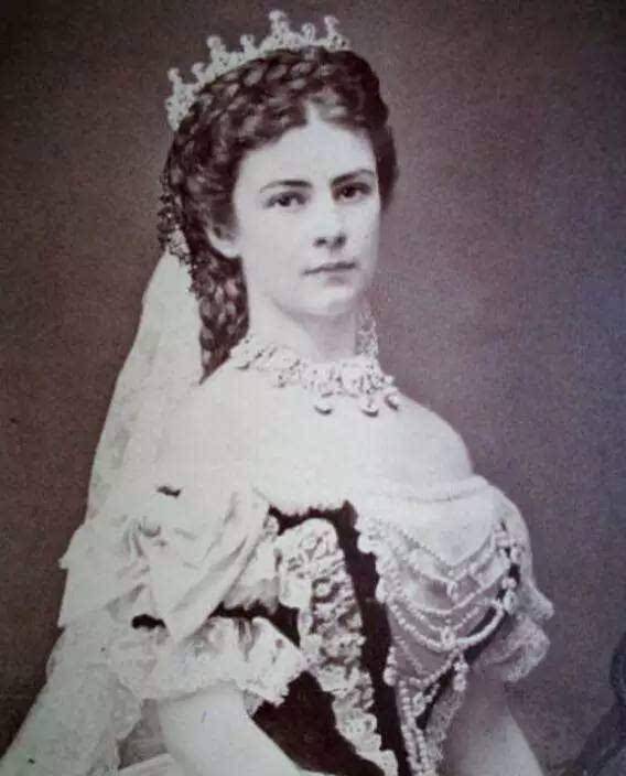 尽管茜茜公主仍旧是皇帝的天使,但身为一国之君被公务缠身的他更需要