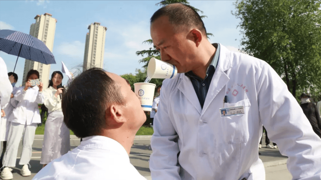 三人民医院全体医护人员将继续发扬"厚德,严谨,创新,奉献"的院训精神