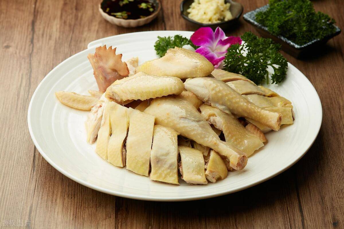 做出广东人钟爱的白切鸡,只需要掌握这诀窍,鸡肉嫩滑,鸡皮脆爽_清远鸡
