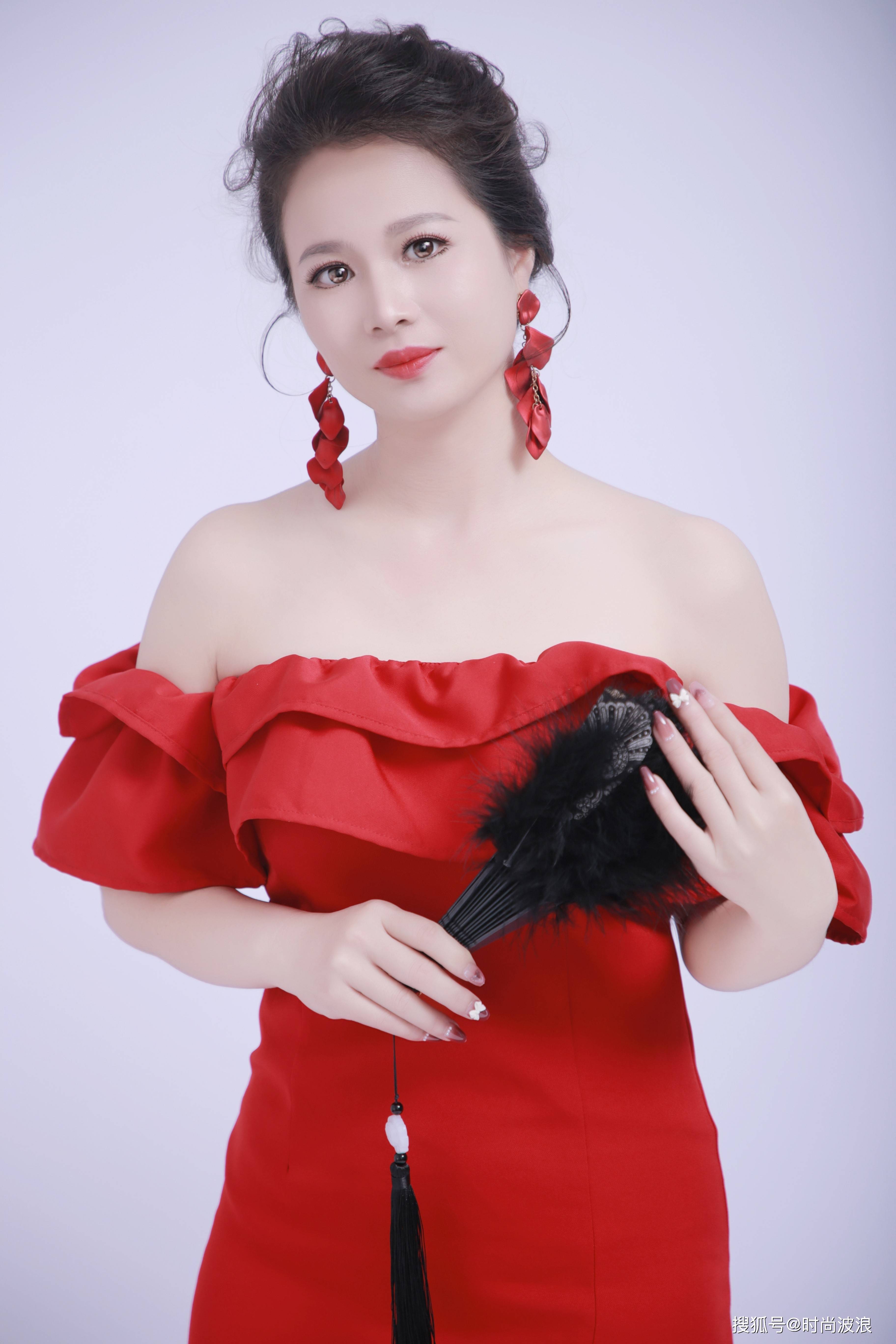 镜头下的魅力:女模特车海珠的时尚大片欣赏