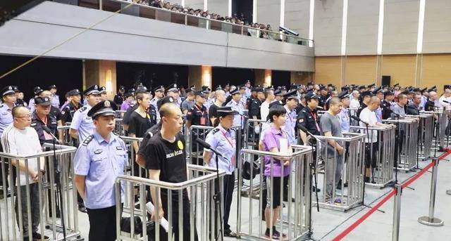 成为太原黑道的新贵后,任爱军变得无法无天,甚至当街敲诈勒索.