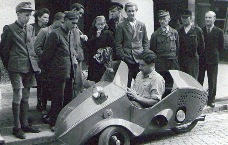 "三轮蹦蹦",只不过单轮都在后面,一个用摩托方向把,一个用汽车方向盘