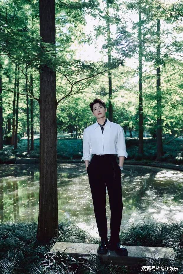 杨洋活动照释出,白衣贵公子风范尽显,晚宴西装造型更添优雅